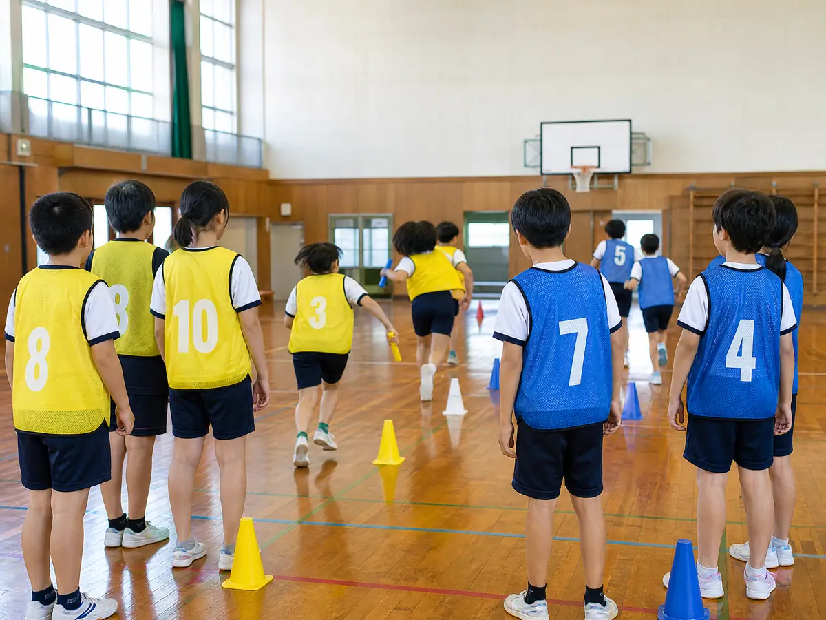 Élèves vus de dos pendant un cours d'EPS, en chasubles jaunes et bleues numérotées